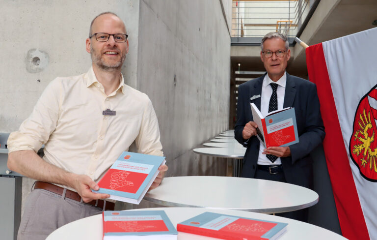 Die Gründung des Kreises Gütersloh zwischen zwei Buchdeckeln