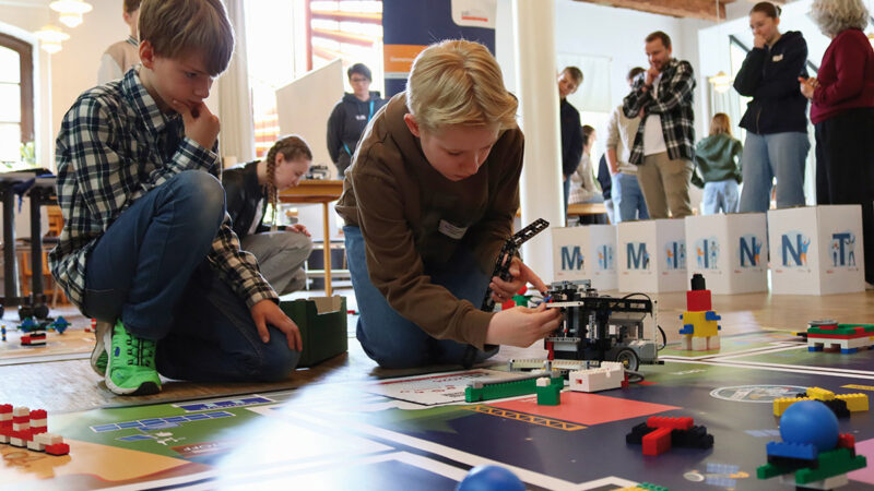 Jugendliche lassen Roboter ins All fliegen