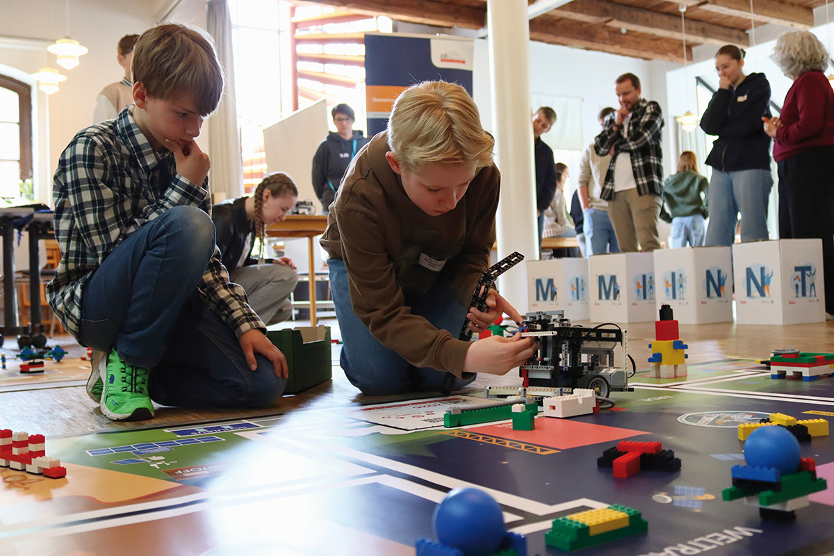 Jugendliche lassen Roboter ins All fliegen